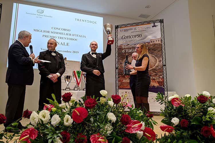 Alza la coppa del terzo posto Stefano Berzi di Ais Bergamo (Il toscano Valentino Tesi 
è il Miglior sommelier d'Italia Ais)
