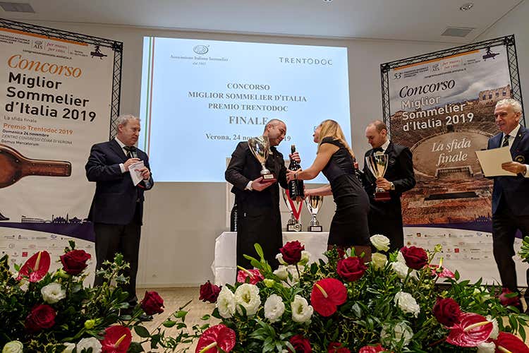 La consegna della bottiglia Trentodoc al terzo classificato Artur Vaso di Ais Brescia (Il toscano Valentino Tesi 
è il Miglior sommelier d'Italia Ais)