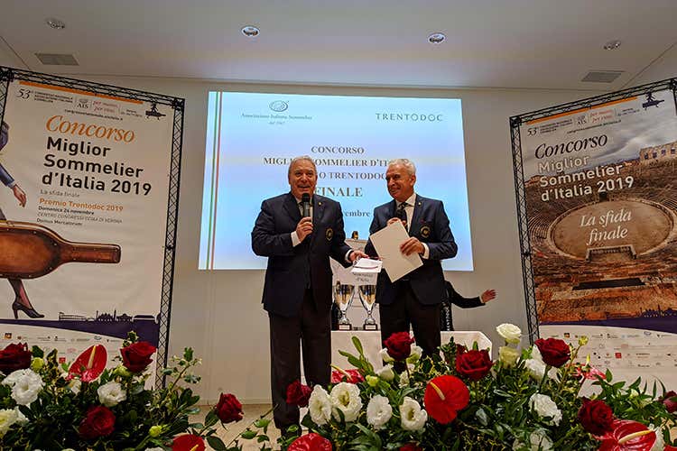 Sul palco Antonello Maietta racconta... (Il toscano Valentino Tesi 
è il Miglior sommelier d'Italia Ais)