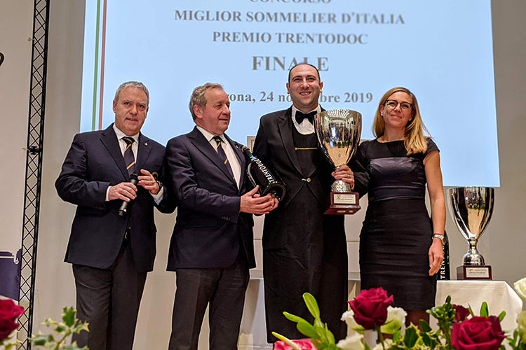 La premiazione del 2° classificato Carlo Pagano, con Antonello Maietta e Sabrina Schench (Il toscano Valentino Tesi 
è il Miglior sommelier d'Italia Ais)