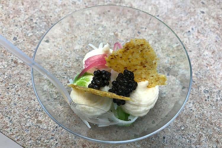 Viaggio in Laguna, omaggio alla cucina veneziana: seppia spadellata, mousse di baccalà mantecato, cipolla in saor, polenta croccante e caviale Tradition Royal Calvisius