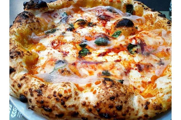 (Un altro napoletano emigra a Caserta 
Enzo Bastelli apre la pizzeria Prima Classe)