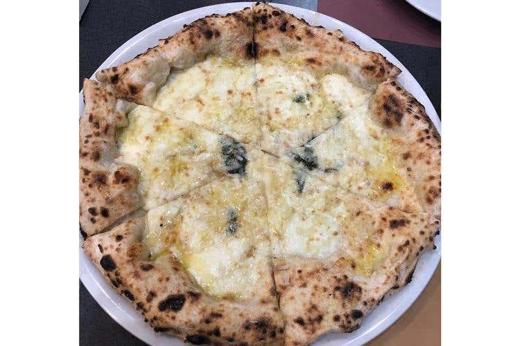 (Un altro napoletano emigra a Caserta 
Enzo Bastelli apre la pizzeria Prima Classe)