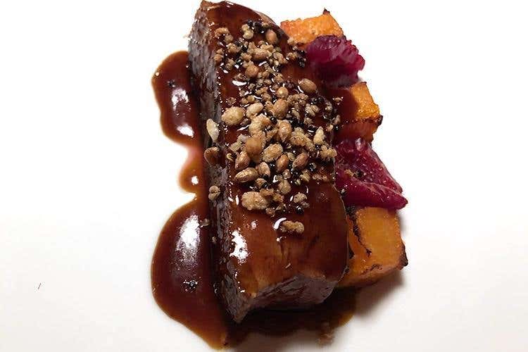 Anatra di Laura Peri alla griglia servita rosa con cereali soffiati, zucca cotta al forno, lamponi e salsa agrodolce piccante (Un anno di Suinsom 
Cucina gourmet altoatesina al Tyrol)