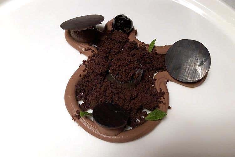 Mousse al cioccolato Domori 70% e 50%, biscotto salato sbriciolato, gelatina alla vaniglia e amarene (Un anno di Suinsom 
Cucina gourmet altoatesina al Tyrol)