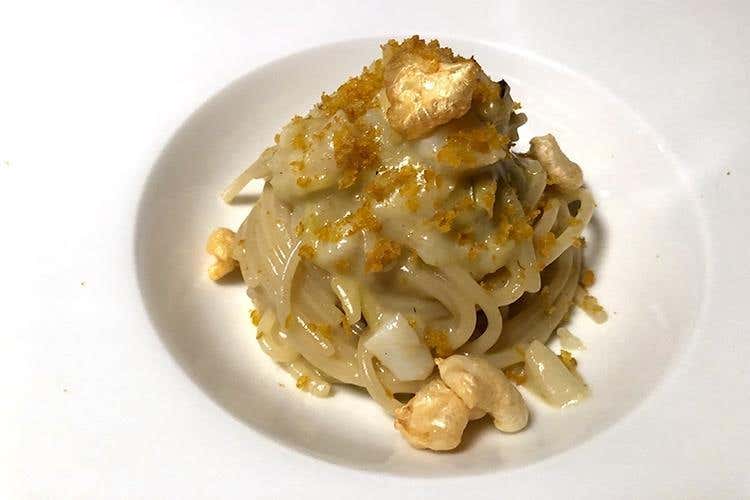 Spaghetto alla chitarra Verrigni con baccalà delle Isole Lofoten, bottarga di Orbetello e cipollotto, con trippe di baccalà soffiate (Un anno di Suinsom 
Cucina gourmet altoatesina al Tyrol)