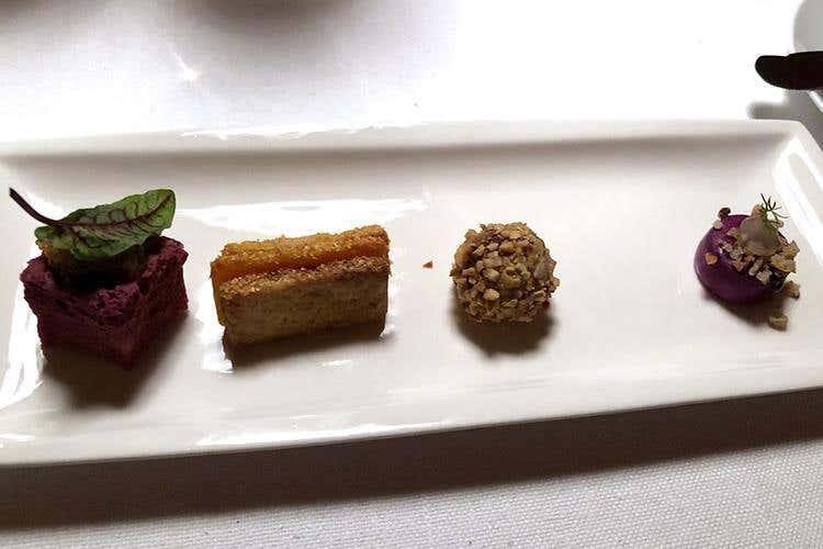 Finger food: Spugna di bietola e caviale di coregone; Biscotto di frutta secca con pomodoro all'interno; Roches con foie gras e nocciole; formaggio Graukäse glassato con cavolo rosso (Un anno di Suinsom 
Cucina gourmet altoatesina al Tyrol)