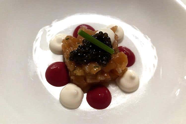 Tartare di trota con caviale, salsa di barbabietola e maionese al fumetto (Un anno di Suinsom 
Cucina gourmet altoatesina al Tyrol)