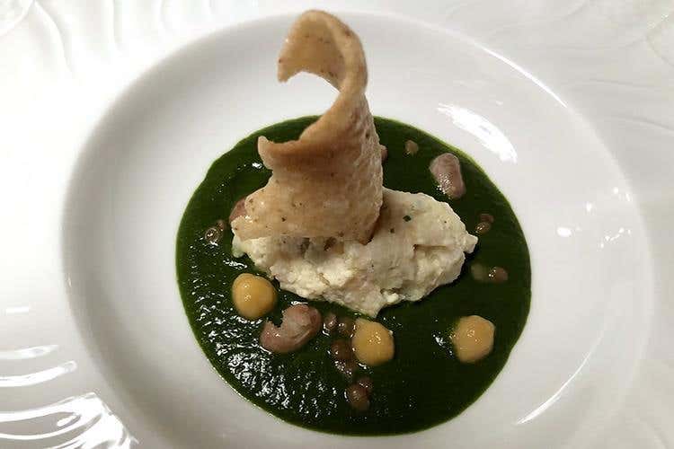 Vellutata di erbe di campo con canederlo di ricotta, legumi e chips di Schüttelbrot (Un anno di Suinsom 
Cucina gourmet altoatesina al Tyrol)
