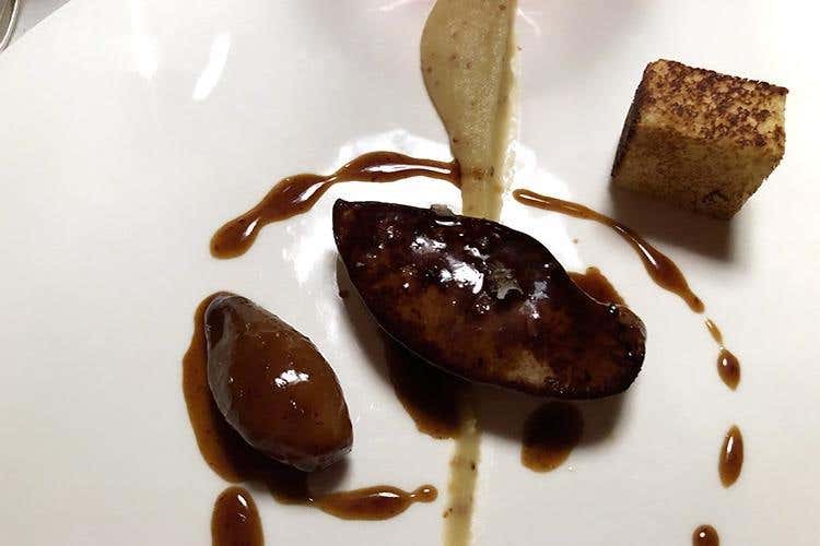 Foie gras con purea di mela verde alla senape, scalogno brasato e pan brioche (Un anno di Suinsom 
Cucina gourmet altoatesina al Tyrol)