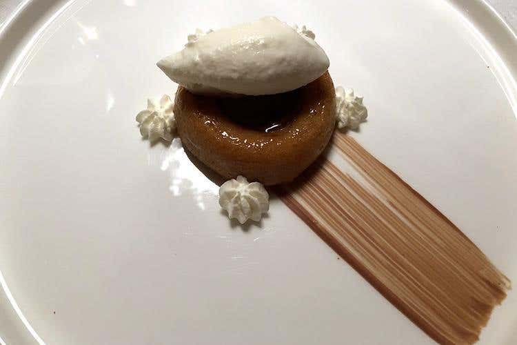 Savarin con crema al cioccolato Domori 72%, gelato al latte appena munto e gelatina al rum Flor de Caña (Un anno di Suinsom 
Cucina gourmet altoatesina al Tyrol)