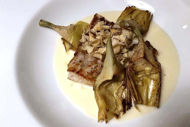 Rombo cotto in padella e nappato con erbe aromatiche, carciofi, topinambur e salsa allo Chardonnay Terlano (Un anno di Suinsom 
Cucina gourmet altoatesina al Tyrol)