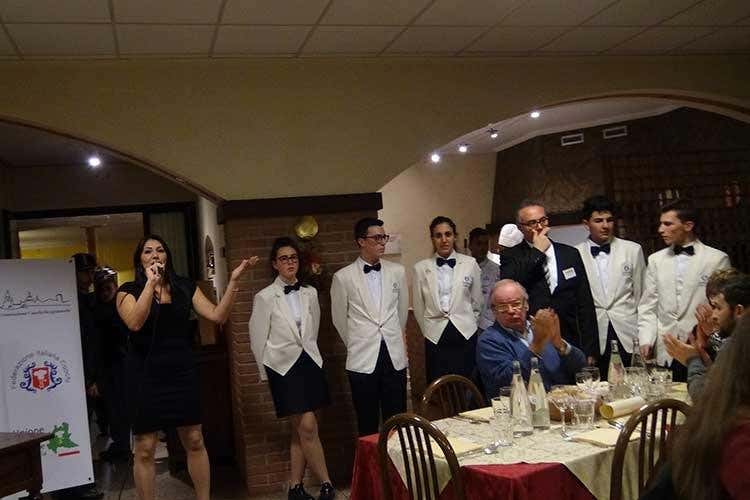 I ragazzi dell'istituto Ipssar di San Pellegrino Terme con il docente Arcangelo Falsone (Un Convivium per fare sistema 
Largo alle eccellenze della Val Brembana)