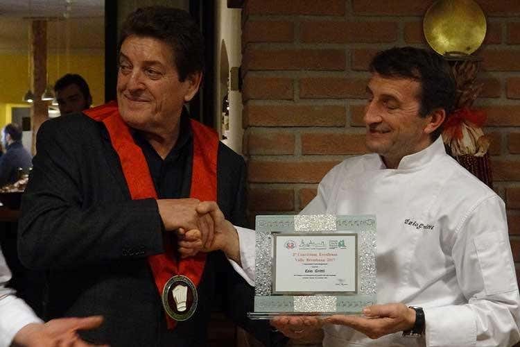 Roberto Belussi consegna la targa a Ezio Gritti (Un Convivium per fare sistema 
Largo alle eccellenze della Val Brembana)