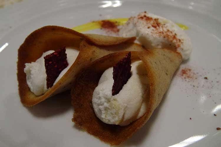 Cornetto rosso al lampone e uva spina con ricotta di capra, mele candite, spuma di yogurt naturale e crema inglese con latte d'asina - Andrew Regazzoni e l'Associazione cuochi bergamaschi (Un Convivium per fare sistema 
Largo alle eccellenze della Val Brembana)