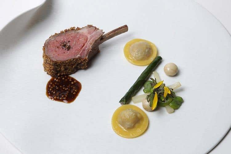 Costoletta d'agnello di Chablais con senape di Sugnens, pralina d'aglio fresco, ravioli ripieni di coste di bietola (Un seducente lago di Ginevra 
nei piatti “locali” di Décotterd)