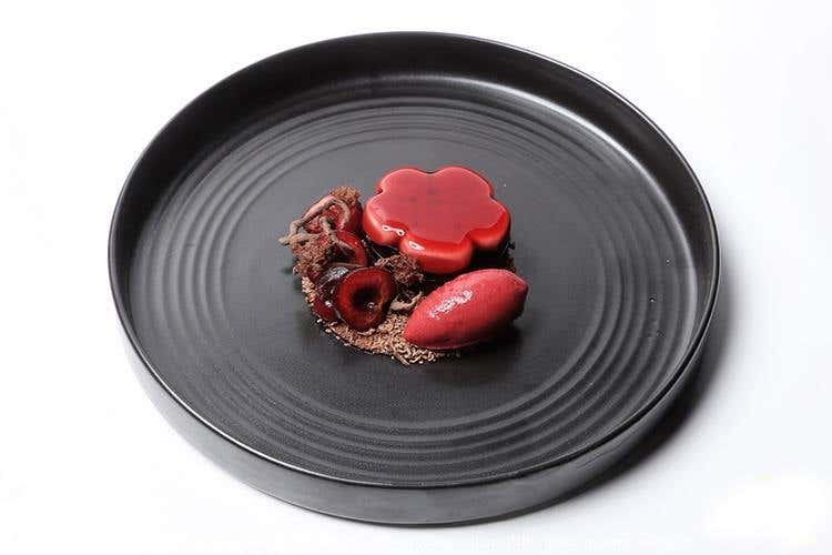 Rivisitazione di Foresta nera, biscotto alla base, gelatina di ciliegie, vermicelli di cioccolato e crema chantilly alcolica con gemme di abete rosso (Un seducente lago di Ginevra 
nei piatti “locali” di Décotterd)