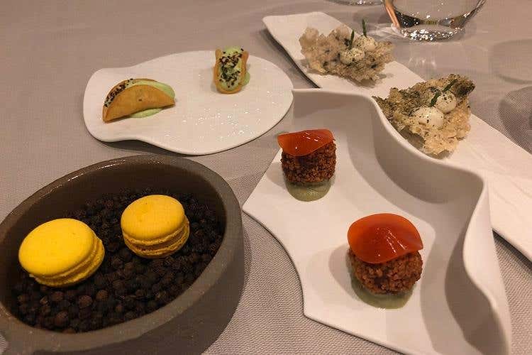 Amuse Bouche: Macaron dolce e salato, zafferano e Parmigiano Reggiano; Ostrica cremosa, alga wakame, sesamo e salicorna; Agnello, spezie, cous cous fritto, peperone rappreso e babaganoush; Tacos, avocado e furikake - Francesco Mascheroni (Una serata “Armani style” 
Ponte gourmet fra Tokyo e Milano)