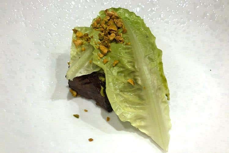 Guancia di manzo al vino rosso, lattuga alla brace e pistacchio - Francesco Mascheroni (Una serata “Armani style” 
Ponte gourmet fra Tokyo e Milano)