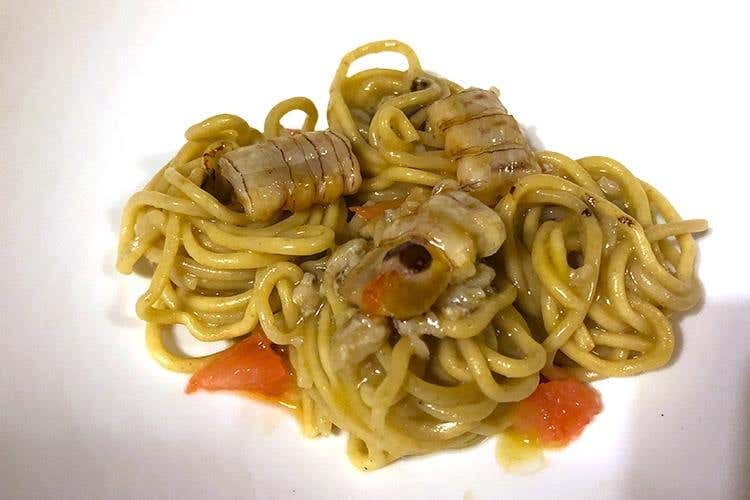 Tagliolino di farine antiche, canocchie, cacao e pompelmo (Valeria Piccini, 40 anni da Caino 
La cucina toscana, quella autentica)