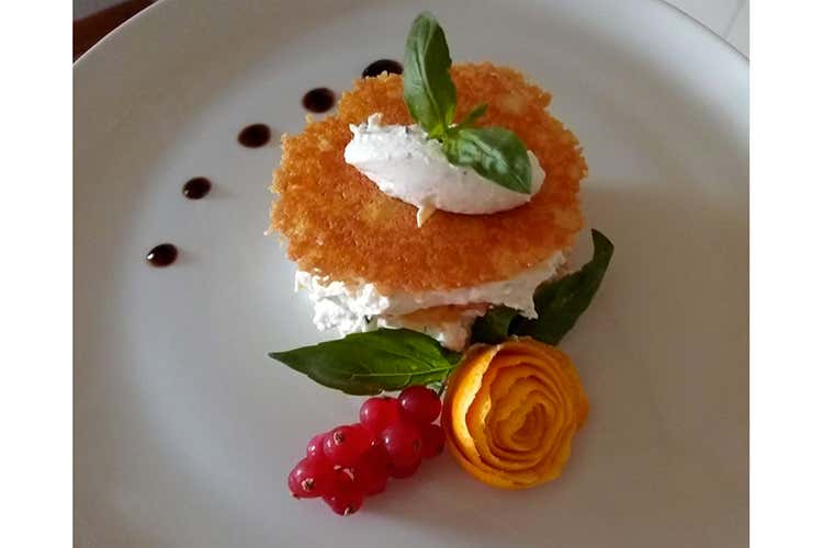 Millefoglie di mousse di robiola con erba cipollina scorza d'arancia con cialde di parmigiano - Pietro D'Alessandro (Vegetarian Challenge entra nel vivo 
Siglata la partnership con Wamc)