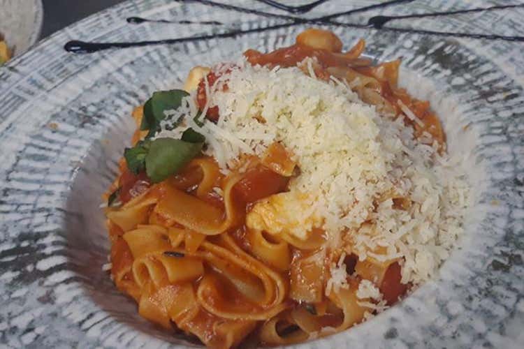 Tagliatelle con salsa di pepe nero, sedano e pomodorini - Suzana Trajkovska (Vegetarian Challenge entra nel vivo 
Siglata la partnership con Wamc)