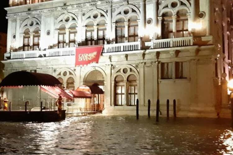 (Venezia, locali sott'acqua 
Turisti bloccati negli hotel)