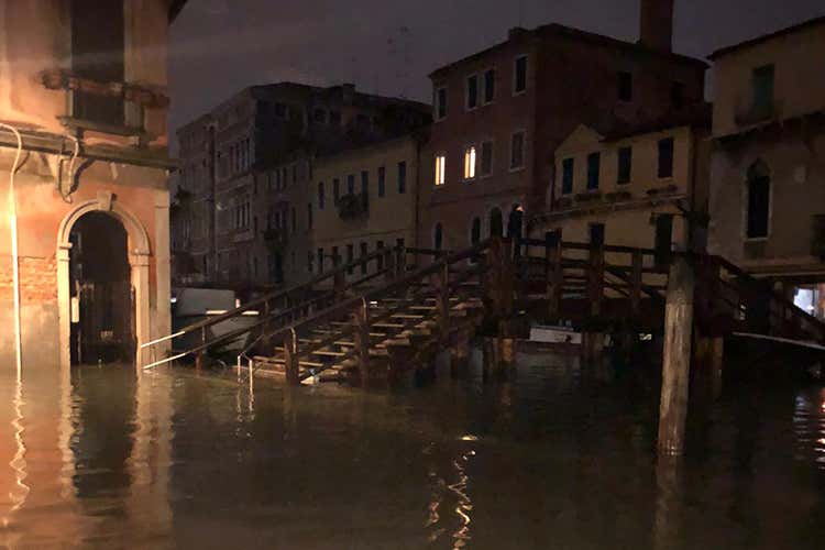 (Venezia, locali sott'acqua 
Turisti bloccati negli hotel)