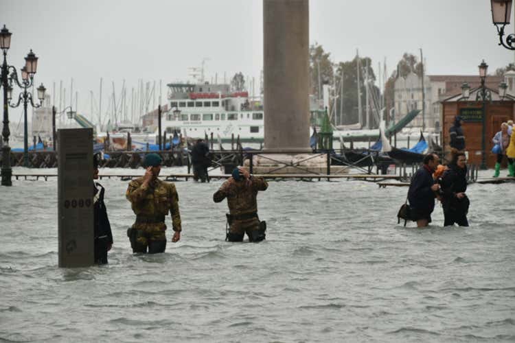 (Venezia, locali sott'acqua 
Turisti bloccati negli hotel)