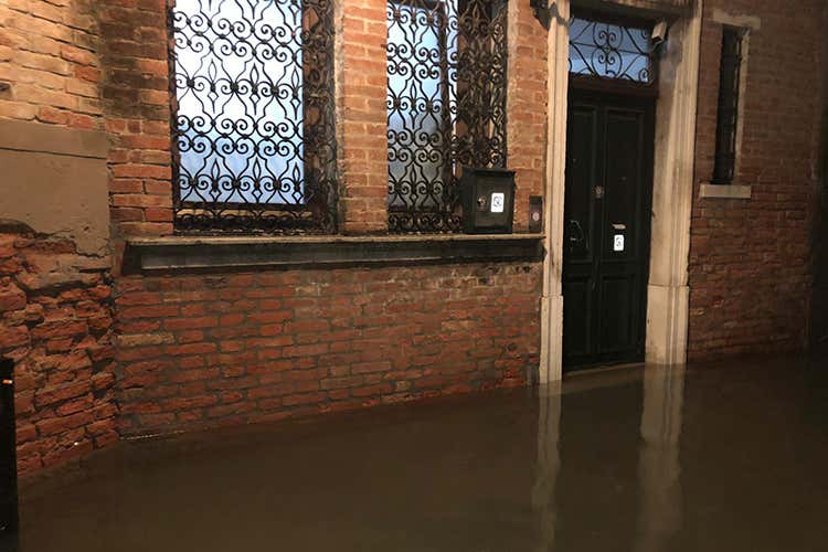 (Venezia, locali sott'acqua 
Turisti bloccati negli hotel)