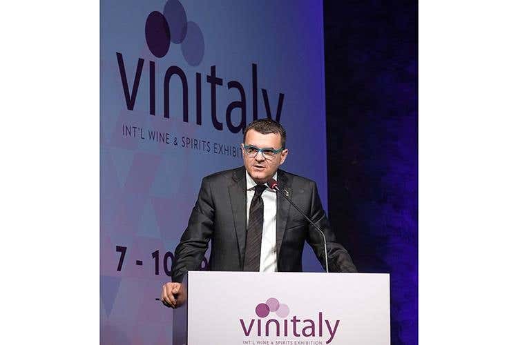 Gian Marco Centinaio (Via al 53° Vinitaly 
Già assegnati due Premi)