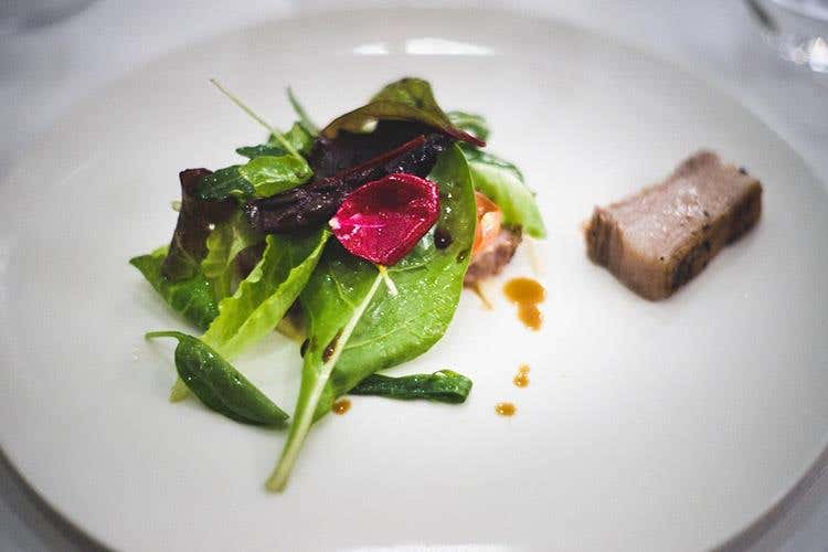 Il maialino nero della Nostra Fattoria su hummus di ceci (Villa Maiella 
Famiglia, territorio ed evoluzione)