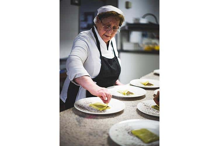 Ginetta al controllo qualità (Villa Maiella 
Famiglia, territorio ed evoluzione)