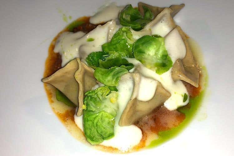 Fagottini di crauti e pane di segale, ragù di Kaminwurz, espuma di patata, cavoletti di Bruxelles (Wine Cup Alta Badia, 3ª edizione 
Vini abbinati agli sport invernali)