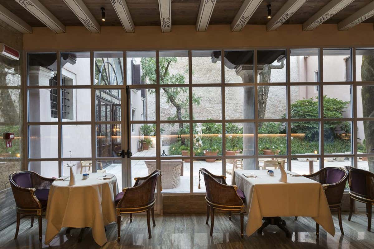 (Wine Resort sulle colline lucchesi 
alla scoperta della Dop Montecarlo)