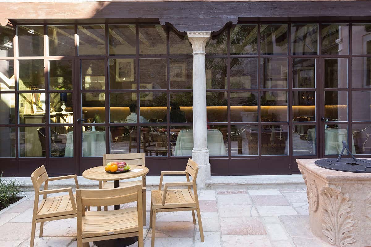 (Wine Resort sulle colline lucchesi 
alla scoperta della Dop Montecarlo)